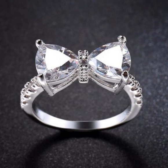 Jewelry - NWOT Sparkly Bow tie ring